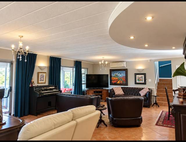 4 BEDROOM SECTIONAL TITLE TO LET IN CARIBBEAN BEACH